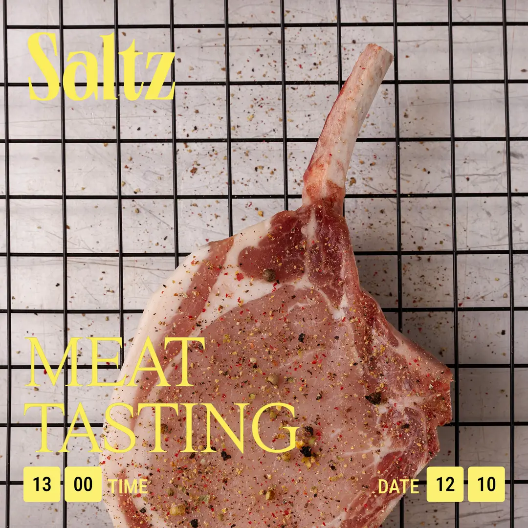 Plakat „Meat Tasting“ von Saltz: ein rohes, gewürztes Kotelett mit langem Knochen auf einem Gitterrost.